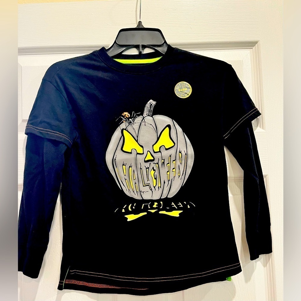 Cute boys, cat and Jack size small 6/7 glow-in-the-dark shirt